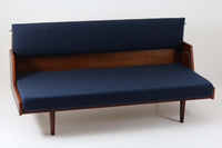 デンマークの名門家具メーカーGetama(ゲタマ)より、Hans J. Wegner(ハンス・J・ウェグナー)によってデザインされたビンテージのデイベッド「GE258」のご紹介です。チーク材のフレームに、希少な丸脚仕様が特徴的なモデルで、無駄のない美しい直線と有機的なフォルムが融合した北欧モダンデザインの代表作です。背もたれを後方に倒すことでベッドとしてもご使用いただける実用性の高い構造で、張地は落ち着いたネイビー系のファブリックで張り替え済みです。チーク材の木目が美しく、経年による味わいも感じられる逸品です。