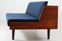 デンマークの名門家具メーカーGetama(ゲタマ)より、Hans J. Wegner(ハンス・J・ウェグナー)によってデザインされたビンテージのデイベッド「GE258」のご紹介です。チーク材のフレームに、希少な丸脚仕様が特徴的なモデルで、無駄のない美しい直線と有機的なフォルムが融合した北欧モダンデザインの代表作です。背もたれを後方に倒すことでベッドとしてもご使用いただける実用性の高い構造で、張地は落ち着いたネイビー系のファブリックで張り替え済みです。チーク材の木目が美しく、経年による味わいも感じられる逸品です。