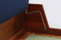 デンマークの名門家具メーカーGetama(ゲタマ)より、Hans J. Wegner(ハンス・J・ウェグナー)によってデザインされたビンテージのデイベッド「GE258」のご紹介です。チーク材のフレームに、希少な丸脚仕様が特徴的なモデルで、無駄のない美しい直線と有機的なフォルムが融合した北欧モダンデザインの代表作です。背もたれを後方に倒すことでベッドとしてもご使用いただける実用性の高い構造で、張地は落ち着いたネイビー系のファブリックで張り替え済みです。チーク材の木目が美しく、経年による味わいも感じられる逸品です。