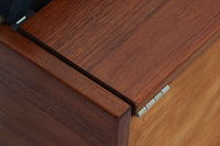 デンマークの名門家具メーカーGetama(ゲタマ)より、Hans J. Wegner(ハンス・J・ウェグナー)によってデザインされたビンテージのデイベッド「GE258」のご紹介です。チーク材のフレームに、希少な丸脚仕様が特徴的なモデルで、無駄のない美しい直線と有機的なフォルムが融合した北欧モダンデザインの代表作です。背もたれを後方に倒すことでベッドとしてもご使用いただける実用性の高い構造で、張地は落ち着いたネイビー系のファブリックで張り替え済みです。チーク材の木目が美しく、経年による味わいも感じられる逸品です。