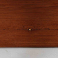 Borge Mogensen(ボーエ・モーエンセン)がFDB Moblerのために手掛けたC18ダイニングテーブルは、チーク材天板とオーク材脚部を組み合わせた北欧モダンを象徴するビンテージ家具で、直線的で端正なプロポーションと安定感のあるT字脚構造が特徴です。拡張板を備え、来客時や家族構成の変化にも柔軟に対応でき、日常使いから特別な食卓まで幅広く活躍します。現在はCarl Hansen & Son社より復刻生産されていますが、チーク材天板とオーク材脚部という素材の組み合わせは当時のビンテージ品ならではの仕様で、脚部に用いられた真鍮製の留め具も現行品とは異なる形状となっています。経年により深みを増した木肌と、実用性を重視したモーエンセンらしい設計思想、そしてビンテージならではのディテールを味わえる一台です。