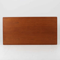 Borge Mogensen(ボーエ・モーエンセン)がFDB Moblerのために手掛けたC18ダイニングテーブルは、チーク材天板とオーク材脚部を組み合わせた北欧モダンを象徴するビンテージ家具で、直線的で端正なプロポーションと安定感のあるT字脚構造が特徴です。拡張板を備え、来客時や家族構成の変化にも柔軟に対応でき、日常使いから特別な食卓まで幅広く活躍します。現在はCarl Hansen & Son社より復刻生産されていますが、チーク材天板とオーク材脚部という素材の組み合わせは当時のビンテージ品ならではの仕様で、脚部に用いられた真鍮製の留め具も現行品とは異なる形状となっています。経年により深みを増した木肌と、実用性を重視したモーエンセンらしい設計思想、そしてビンテージならではのディテールを味わえる一台です。