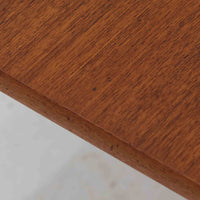 Borge Mogensen(ボーエ・モーエンセン)がFDB Moblerのために手掛けたC18ダイニングテーブルは、チーク材天板とオーク材脚部を組み合わせた北欧モダンを象徴するビンテージ家具で、直線的で端正なプロポーションと安定感のあるT字脚構造が特徴です。拡張板を備え、来客時や家族構成の変化にも柔軟に対応でき、日常使いから特別な食卓まで幅広く活躍します。現在はCarl Hansen & Son社より復刻生産されていますが、チーク材天板とオーク材脚部という素材の組み合わせは当時のビンテージ品ならではの仕様で、脚部に用いられた真鍮製の留め具も現行品とは異なる形状となっています。経年により深みを増した木肌と、実用性を重視したモーエンセンらしい設計思想、そしてビンテージならではのディテールを味わえる一台です。