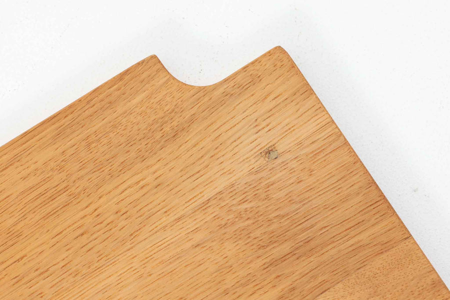 北欧から仕入れたHans J. WegnerによるAT50です。このテーブルには上質なオーク無垢材が使用されており、その素材の美しさが際立ちます。サイドテーブルとしての機能はもちろん、天板は取り外し可能で、両面を使用することができるため、トレーとしてもお使いいただけます。経年変化により、オーク材の色合いがより深みを増し、その魅力が一層引き立っています。