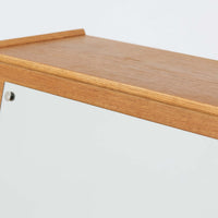 Arne Vodderがデザインし、Sibast Mobelfabrikが製造したオーク材のチェストドレッサーです。上部には小引出しや書類用の仕切りを備え、手前の天板を開くとミラーと細かな収納スペースが現れる機能的な構造で、下部の大容量引出しと合わせて身支度用品を美しく整理できます。弧を描く引出し前板や先細りの脚部など、職人技を感じさせる優雅な造形も魅力で、経年によって深まった木肌が空間に温かな存在感を添える希少な一台です。