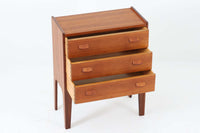 デンマークより買い付けた3段チェストです。お洒落な取手と側面と脚が一体になった形状が特徴的なデザインです。良質なチーク材が使用されています。希少な作品です。