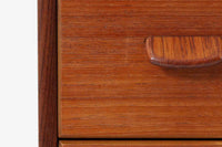 デンマークより買い付けた3段チェストです。お洒落な取手と側面と脚が一体になった形状が特徴的なデザインです。良質なチーク材が使用されています。希少な作品です。