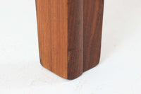 デンマークより買い付けた3段チェストです。お洒落な取手と側面と脚が一体になった形状が特徴的なデザインです。良質なチーク材が使用されています。希少な作品です。