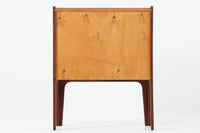 デンマークより買い付けた3段チェストです。お洒落な取手と側面と脚が一体になった形状が特徴的なデザインです。良質なチーク材が使用されています。希少な作品です。