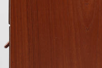 デンマークより買い付けた3段チェストです。お洒落な取手と側面と脚が一体になった形状が特徴的なデザインです。良質なチーク材が使用されています。脚に大き目の傷があるため、ダメージを考慮した価格に設定しています。希少な作品です。