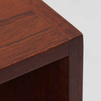 特徴的な丸型取手が目を引くこちらのサイドテーブルは、温かみのあるチーク材とシンプルな構造美が調和した北欧ビンテージ家具です。オープンスペースと2杯の引き出しに加え、英国製「ORBIT」キャスターを備え、滑らかな移動が可能です。幅40cmとコンパクトながらも機能性に優れており、ベッドサイドやソファ横の収納兼テーブルとして幅広く活躍します。実用性と遊び心を兼ね備えた一点物として、空間に心地よいアクセントを加えてくれます。