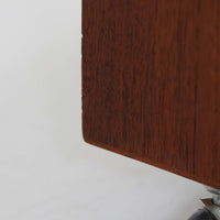 特徴的な丸型取手が目を引くこちらのサイドテーブルは、温かみのあるチーク材とシンプルな構造美が調和した北欧ビンテージ家具です。オープンスペースと2杯の引き出しに加え、英国製「ORBIT」キャスターを備え、滑らかな移動が可能です。幅40cmとコンパクトながらも機能性に優れており、ベッドサイドやソファ横の収納兼テーブルとして幅広く活躍します。実用性と遊び心を兼ね備えた一点物として、空間に心地よいアクセントを加えてくれます。