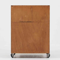 特徴的な丸型取手が目を引くこちらのサイドテーブルは、温かみのあるチーク材とシンプルな構造美が調和した北欧ビンテージ家具です。オープンスペースと2杯の引き出しに加え、英国製「ORBIT」キャスターを備え、滑らかな移動が可能です。幅40cmとコンパクトながらも機能性に優れており、ベッドサイドやソファ横の収納兼テーブルとして幅広く活躍します。実用性と遊び心を兼ね備えた一点物として、空間に心地よいアクセントを加えてくれます。