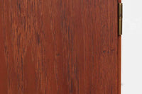 Poul Hundevadデザインのキャビネットです。扉の取手に鍵を使用したデンマークならではのデザインで、シンプルな本体には扉のみが設置されています。北欧から買い付けたもので、良質なチーク材が使用され、温かみのある雰囲気を醸し出します。製造はHundevad自身の家具工房、Hundevad&Co.によるもので、デンマークの厳しい品質基準を満たした「DANISH FURNITUREmAKE'S CONTROL」の刻印が施されています。さらに、小引き出しや高さ調整可能な棚板が備わっており、機能性も兼ね備えた優れたアイテムです。