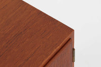 Poul Hundevadデザインのキャビネットです。扉の取手に鍵を使用したデンマークならではのデザインで、シンプルな本体には扉のみが設置されています。北欧から買い付けたもので、良質なチーク材が使用され、温かみのある雰囲気を醸し出します。製造はHundevad自身の家具工房、Hundevad&Co.によるもので、デンマークの厳しい品質基準を満たした「DANISH FURNITUREmAKE'S CONTROL」の刻印が施されています。さらに、小引き出しや高さ調整可能な棚板が備わっており、機能性も兼ね備えた優れたアイテムです。