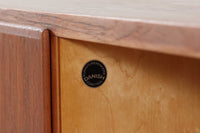 Poul Hundevadデザインのキャビネットです。扉の取手に鍵を使用したデンマークならではのデザインで、シンプルな本体には扉のみが設置されています。北欧から買い付けたもので、良質なチーク材が使用され、温かみのある雰囲気を醸し出します。製造はHundevad自身の家具工房、Hundevad&Co.によるもので、デンマークの厳しい品質基準を満たした「DANISH FURNITUREmAKE'S CONTROL」の刻印が施されています。さらに、小引き出しや高さ調整可能な棚板が備わっており、機能性も兼ね備えた優れたアイテムです。