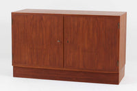 Poul Hundevadデザインのキャビネットです。扉の取手に鍵を使用したデンマークならではのデザインで、シンプルな本体には扉のみが設置されています。北欧から買い付けたもので、良質なチーク材が使用され、温かみのある雰囲気を醸し出します。製造はHundevad自身の家具工房、Hundevad&Co.によるもので、デンマークの厳しい品質基準を満たした「DANISH FURNITUREmAKE'S CONTROL」の刻印が施されています。さらに、小引き出しや高さ調整可能な棚板が備わっており、機能性も兼ね備えた優れたアイテムです。