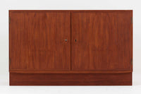 Poul Hundevadデザインのキャビネットです。扉の取手に鍵を使用したデンマークならではのデザインで、シンプルな本体には扉のみが設置されています。北欧から買い付けたもので、良質なチーク材が使用され、温かみのある雰囲気を醸し出します。製造はHundevad自身の家具工房、Hundevad&Co.によるもので、デンマークの厳しい品質基準を満たした「DANISH FURNITUREmAKE'S CONTROL」の刻印が施されています。さらに、小引き出しや高さ調整可能な棚板が備わっており、機能性も兼ね備えた優れたアイテムです。