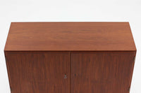 Poul Hundevadデザインのキャビネットです。扉の取手に鍵を使用したデンマークならではのデザインで、シンプルな本体には扉のみが設置されています。北欧から買い付けたもので、良質なチーク材が使用され、温かみのある雰囲気を醸し出します。製造はHundevad自身の家具工房、Hundevad&Co.によるもので、デンマークの厳しい品質基準を満たした「DANISH FURNITUREmAKE'S CONTROL」の刻印が施されています。さらに、小引き出しや高さ調整可能な棚板が備わっており、機能性も兼ね備えた優れたアイテムです。