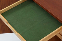 Poul Hundevadデザインのキャビネットです。扉の取手に鍵を使用したデンマークならではのデザインで、シンプルな本体には扉のみが設置されています。北欧から買い付けたもので、良質なチーク材が使用され、温かみのある雰囲気を醸し出します。製造はHundevad自身の家具工房、Hundevad&Co.によるもので、デンマークの厳しい品質基準を満たした「DANISH FURNITUREmAKE'S CONTROL」の刻印が施されています。さらに、小引き出しや高さ調整可能な棚板が備わっており、機能性も兼ね備えた優れたアイテムです。