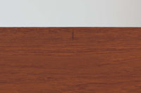 Poul Hundevadデザインのキャビネットです。扉の取手に鍵を使用したデンマークならではのデザインで、シンプルな本体には扉のみが設置されています。北欧から買い付けたもので、良質なチーク材が使用され、温かみのある雰囲気を醸し出します。製造はHundevad自身の家具工房、Hundevad&Co.によるもので、デンマークの厳しい品質基準を満たした「DANISH FURNITUREmAKE'S CONTROL」の刻印が施されています。さらに、小引き出しや高さ調整可能な棚板が備わっており、機能性も兼ね備えた優れたアイテムです。