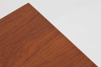 Poul Hundevadデザインのキャビネットです。扉の取手に鍵を使用したデンマークならではのデザインで、シンプルな本体には扉のみが設置されています。北欧から買い付けたもので、良質なチーク材が使用され、温かみのある雰囲気を醸し出します。製造はHundevad自身の家具工房、Hundevad&Co.によるもので、デンマークの厳しい品質基準を満たした「DANISH FURNITUREmAKE'S CONTROL」の刻印が施されています。さらに、小引き出しや高さ調整可能な棚板が備わっており、機能性も兼ね備えた優れたアイテムです。