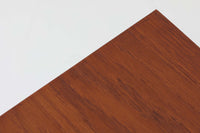 Poul Hundevadデザインのキャビネットです。扉の取手に鍵を使用したデンマークならではのデザインで、シンプルな本体には扉のみが設置されています。北欧から買い付けたもので、良質なチーク材が使用され、温かみのある雰囲気を醸し出します。製造はHundevad自身の家具工房、Hundevad&Co.によるもので、デンマークの厳しい品質基準を満たした「DANISH FURNITUREmAKE'S CONTROL」の刻印が施されています。さらに、小引き出しや高さ調整可能な棚板が備わっており、機能性も兼ね備えた優れたアイテムです。