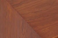 Poul Hundevadデザインのキャビネットです。扉の取手に鍵を使用したデンマークならではのデザインで、シンプルな本体には扉のみが設置されています。北欧から買い付けたもので、良質なチーク材が使用され、温かみのある雰囲気を醸し出します。製造はHundevad自身の家具工房、Hundevad&Co.によるもので、デンマークの厳しい品質基準を満たした「DANISH FURNITUREmAKE'S CONTROL」の刻印が施されています。さらに、小引き出しや高さ調整可能な棚板が備わっており、機能性も兼ね備えた優れたアイテムです。