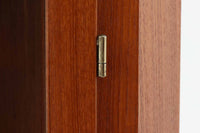 デンマーク製のコーナーキャビネットです。良質なチーク材が贅沢に使用されています。ガラス扉で見せる収納が可能です。店舗の什器としてもお勧めです。鍵付きです。