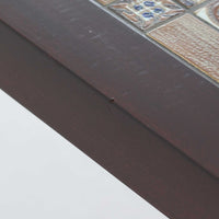 Severin Hansen Jr.によってデザインされ、Haslev社から製造されたセンターテーブルは、マホガニー材のフレームにロイヤルコペンハーゲン製Bacaシリーズのタイルをあしらった上質な一台です。精緻なカットが施された脚部と幾何学的なタイル装飾が調和し、クラフトマンシップと芸術性を兼ね備えた北欧ビンテージらしい佇まいを見せています。幅133cmのサイズ感はリビングの主役として十分な存在感を放ち、コーヒーテーブルとしてはもちろん、装飾台としてもおすすめです。