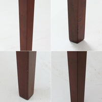 Severin Hansen Jr.によってデザインされ、Haslev社から製造されたセンターテーブルは、マホガニー材のフレームにロイヤルコペンハーゲン製Bacaシリーズのタイルをあしらった上質な一台です。精緻なカットが施された脚部と幾何学的なタイル装飾が調和し、クラフトマンシップと芸術性を兼ね備えた北欧ビンテージらしい佇まいを見せています。幅133cmのサイズ感はリビングの主役として十分な存在感を放ち、コーヒーテーブルとしてはもちろん、装飾台としてもおすすめです。