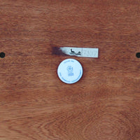 Severin Hansen Jr.によってデザインされ、Haslev社から製造されたセンターテーブルは、マホガニー材のフレームにロイヤルコペンハーゲン製Bacaシリーズのタイルをあしらった上質な一台です。精緻なカットが施された脚部と幾何学的なタイル装飾が調和し、クラフトマンシップと芸術性を兼ね備えた北欧ビンテージらしい佇まいを見せています。幅133cmのサイズ感はリビングの主役として十分な存在感を放ち、コーヒーテーブルとしてはもちろん、装飾台としてもおすすめです。