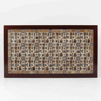 Severin Hansen Jr.によってデザインされ、Haslev社から製造されたセンターテーブルは、マホガニー材のフレームにロイヤルコペンハーゲン製Bacaシリーズのタイルをあしらった上質な一台です。精緻なカットが施された脚部と幾何学的なタイル装飾が調和し、クラフトマンシップと芸術性を兼ね備えた北欧ビンテージらしい佇まいを見せています。幅133cmのサイズ感はリビングの主役として十分な存在感を放ち、コーヒーテーブルとしてはもちろん、装飾台としてもおすすめです。