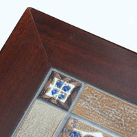 Severin Hansen Jr.によってデザインされ、Haslev社から製造されたセンターテーブルは、マホガニー材のフレームにロイヤルコペンハーゲン製Bacaシリーズのタイルをあしらった上質な一台です。精緻なカットが施された脚部と幾何学的なタイル装飾が調和し、クラフトマンシップと芸術性を兼ね備えた北欧ビンテージらしい佇まいを見せています。幅133cmのサイズ感はリビングの主役として十分な存在感を放ち、コーヒーテーブルとしてはもちろん、装飾台としてもおすすめです。