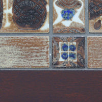 Severin Hansen Jr.によってデザインされ、Haslev社から製造されたセンターテーブルは、マホガニー材のフレームにロイヤルコペンハーゲン製Bacaシリーズのタイルをあしらった上質な一台です。精緻なカットが施された脚部と幾何学的なタイル装飾が調和し、クラフトマンシップと芸術性を兼ね備えた北欧ビンテージらしい佇まいを見せています。幅133cmのサイズ感はリビングの主役として十分な存在感を放ち、コーヒーテーブルとしてはもちろん、装飾台としてもおすすめです。