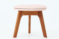 北欧より買い付けた珍しい3本脚の子供用のスツールです。フレームには上質なチーク材が使用されています。座面は汚れてもお手入れしやすい様にPVC素材で張替ました。