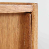 B. Fridhagenがデザインし、スウェーデンのBodafors社によって製造されたこちらのボードは、上質なオーク材を用いた小ぶりなサイズ感と、無駄を省いた洗練された意匠が魅力の一台です。スライド扉を開けると左右に仕切られた収納部が現れ、日用品や書籍の整理に最適です。細身の脚と角の立ったフレームが全体に軽やかな印象を与え、空間を圧迫せず設置できます。シンプルながらも素材の美しさと北欧らしい実用性が際立つ、希少なビンテージ家具です。