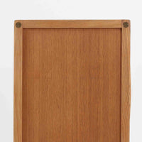 B. Fridhagenがデザインし、スウェーデンのBodafors社によって製造されたこちらのボードは、上質なオーク材を用いた小ぶりなサイズ感と、無駄を省いた洗練された意匠が魅力の一台です。スライド扉を開けると左右に仕切られた収納部が現れ、日用品や書籍の整理に最適です。細身の脚と角の立ったフレームが全体に軽やかな印象を与え、空間を圧迫せず設置できます。シンプルながらも素材の美しさと北欧らしい実用性が際立つ、希少なビンテージ家具です。