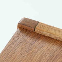 B. Fridhagenがデザインし、スウェーデンのBodafors社によって製造されたこちらのボードは、上質なオーク材を用いた小ぶりなサイズ感と、無駄を省いた洗練された意匠が魅力の一台です。スライド扉を開けると左右に仕切られた収納部が現れ、日用品や書籍の整理に最適です。細身の脚と角の立ったフレームが全体に軽やかな印象を与え、空間を圧迫せず設置できます。シンプルながらも素材の美しさと北欧らしい実用性が際立つ、希少なビンテージ家具です。