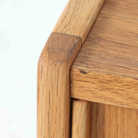 B. Fridhagenがデザインし、スウェーデンのBodafors社によって製造されたこちらのボードは、上質なオーク材を用いた小ぶりなサイズ感と、無駄を省いた洗練された意匠が魅力の一台です。スライド扉を開けると左右に仕切られた収納部が現れ、日用品や書籍の整理に最適です。細身の脚と角の立ったフレームが全体に軽やかな印象を与え、空間を圧迫せず設置できます。シンプルながらも素材の美しさと北欧らしい実用性が際立つ、希少なビンテージ家具です。