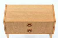 こちらのチェストはH字の伝統的な形状の脚が特徴であり、そのデザインは強度を保ちながらもスタイリッシュな印象を与えてくれます。ナチュラルなオーク材が使用されており上品な雰囲気です。