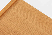 こちらのチェストはH字の伝統的な形状の脚が特徴であり、そのデザインは強度を保ちながらもスタイリッシュな印象を与えてくれます。ナチュラルなオーク材が使用されており上品な雰囲気です。