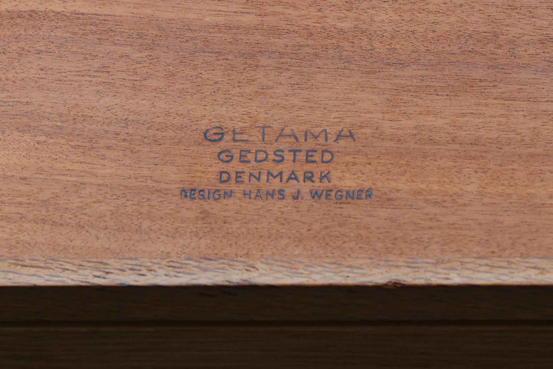 北欧より買い付けました。Hans J. Wegnerデザインの人気のある片袖デスクです。上質なオーク材が使用され、製造はGetama社によるものです。多くの場合、鍵が欠損しており、鍵が付いたものは希少です。