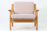 北欧より買い付けた「GE530」シングルソファです。背面から伸びる滑らかなアームが特徴的です。座面はラバーベルトが使用され、座面はラバーベルトが使用され、クッションはウレタンのみでスプリングは内包されていません。このため、ウェグナーのソファの中でも柔らかい座り心地です。本体には上質なオーク材が使われており、そのナチュラルな色合いは日本の家屋とも調和します。