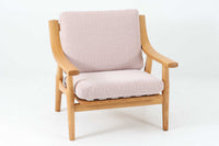 北欧より買い付けた「GE530」シングルソファです。背面から伸びる滑らかなアームが特徴的です。座面はラバーベルトが使用され、座面はラバーベルトが使用され、クッションはウレタンのみでスプリングは内包されていません。このため、ウェグナーのソファの中でも柔らかい座り心地です。本体には上質なオーク材が使われており、そのナチュラルな色合いは日本の家屋とも調和します。