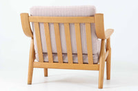 北欧より買い付けた「GE530」シングルソファです。背面から伸びる滑らかなアームが特徴的です。座面はラバーベルトが使用され、座面はラバーベルトが使用され、クッションはウレタンのみでスプリングは内包されていません。このため、ウェグナーのソファの中でも柔らかい座り心地です。本体には上質なオーク材が使われており、そのナチュラルな色合いは日本の家屋とも調和します。