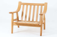 北欧より買い付けた「GE530」シングルソファです。背面から伸びる滑らかなアームが特徴的です。座面はラバーベルトが使用され、座面はラバーベルトが使用され、クッションはウレタンのみでスプリングは内包されていません。このため、ウェグナーのソファの中でも柔らかい座り心地です。本体には上質なオーク材が使われており、そのナチュラルな色合いは日本の家屋とも調和します。