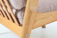 北欧より買い付けた「GE530」シングルソファです。背面から伸びる滑らかなアームが特徴的です。座面はラバーベルトが使用され、座面はラバーベルトが使用され、クッションはウレタンのみでスプリングは内包されていません。このため、ウェグナーのソファの中でも柔らかい座り心地です。本体には上質なオーク材が使われており、そのナチュラルな色合いは日本の家屋とも調和します。