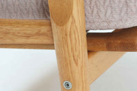 北欧より買い付けた「GE530」シングルソファです。背面から伸びる滑らかなアームが特徴的です。座面はラバーベルトが使用され、座面はラバーベルトが使用され、クッションはウレタンのみでスプリングは内包されていません。このため、ウェグナーのソファの中でも柔らかい座り心地です。本体には上質なオーク材が使われており、そのナチュラルな色合いは日本の家屋とも調和します。