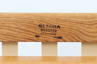 北欧より買い付けた「GE530」シングルソファです。背面から伸びる滑らかなアームが特徴的です。座面はラバーベルトが使用され、座面はラバーベルトが使用され、クッションはウレタンのみでスプリングは内包されていません。このため、ウェグナーのソファの中でも柔らかい座り心地です。本体には上質なオーク材が使われており、そのナチュラルな色合いは日本の家屋とも調和します。